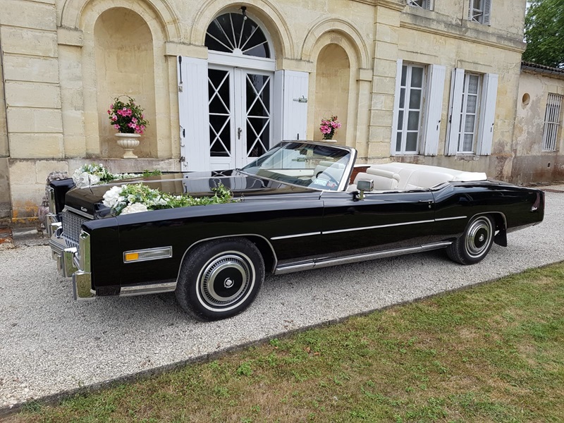 Location mariage Cadillac Eldorado devant un chateau