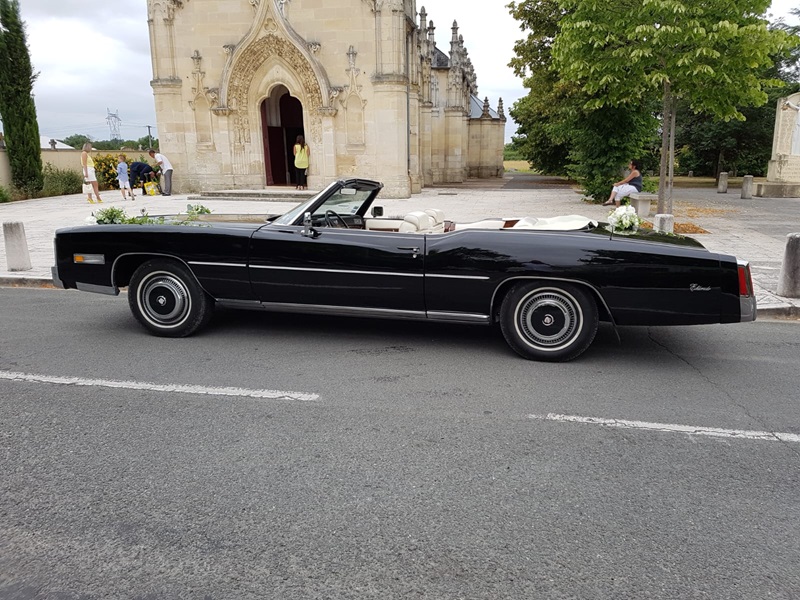 Location mariage Cadillac Eldorado devant une eglise