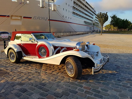 Location mariage Excalibur Phaeton 5 devant un bateau