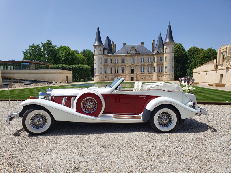 Location mariage Excalibur Phaeton 5 devant un superbe chateau