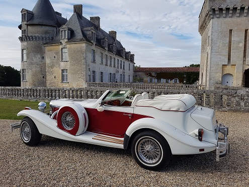 Location mariage Excalibur Phaeton 5 devant un chateau