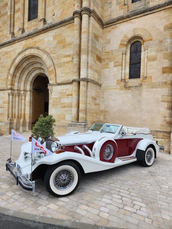 Location mariage Excalibur Phaeton 5 devant une église