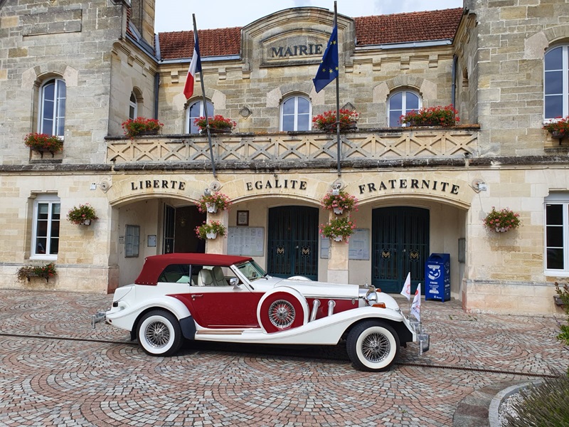 Location mariage Excalibur Phaeton 5 devant une mairie